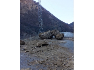 Tunceli-erzincan Karayolunda Heyelan