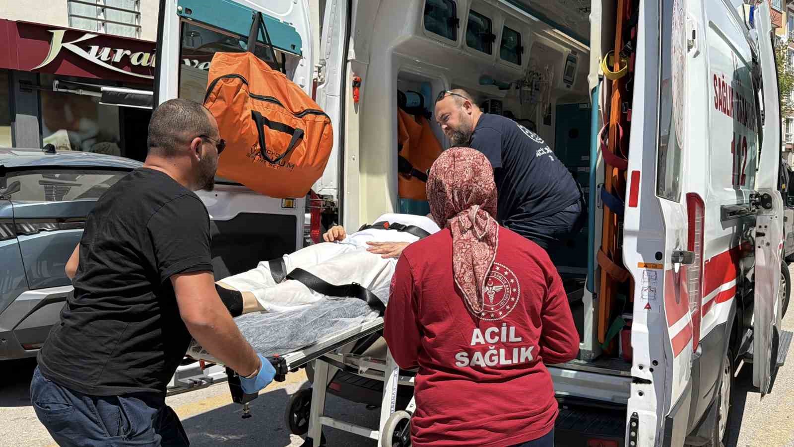 bolu-da-hamur-makinesine-kaptirdigi-eli-bileginden-koptu-isciler-fenalik-gecirdi