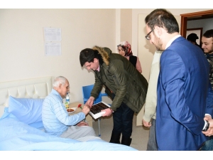 Giresun’un Şebinkarahisar İlçesinde Üniversiteli Öğrenciler, Bakım Merkezindeki Yaşlıları Ziyaret Etti