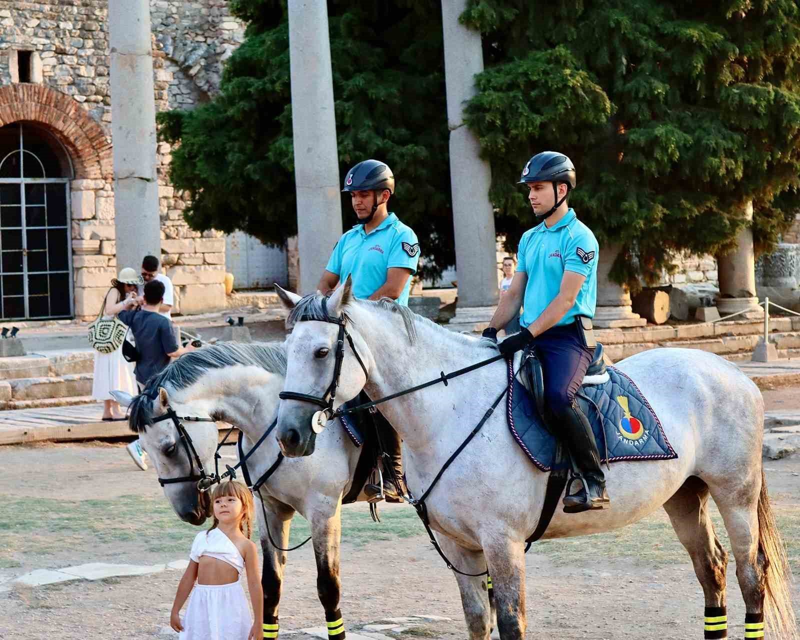 atli-jandarma-birlikleri-sahillerde-ve-turistik-bolgelerde-gorev-basinda