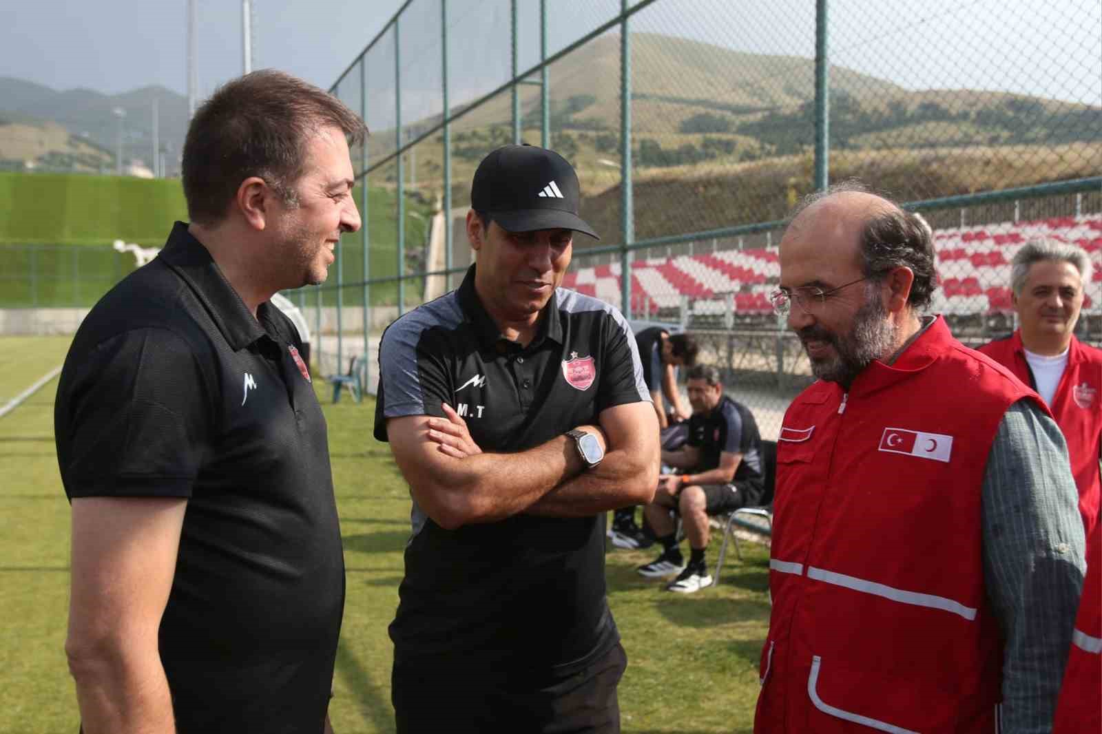 kizilay-dan-palandoken-de-kamp-yapan-takimlara-tatli-jesti