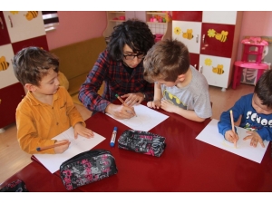 Üniversite Öğrencilerinden Miniklere Karikatür Etkinliği