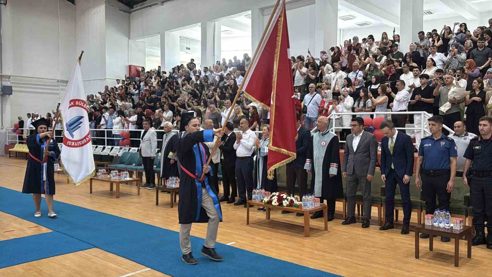 alapli-meslek-yuksek-okulu-nda-mezuniyet-sevinci