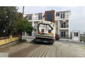 İzmit Belediyesi’nden Yüzlerce Sokakta Süpürge Hizmeti