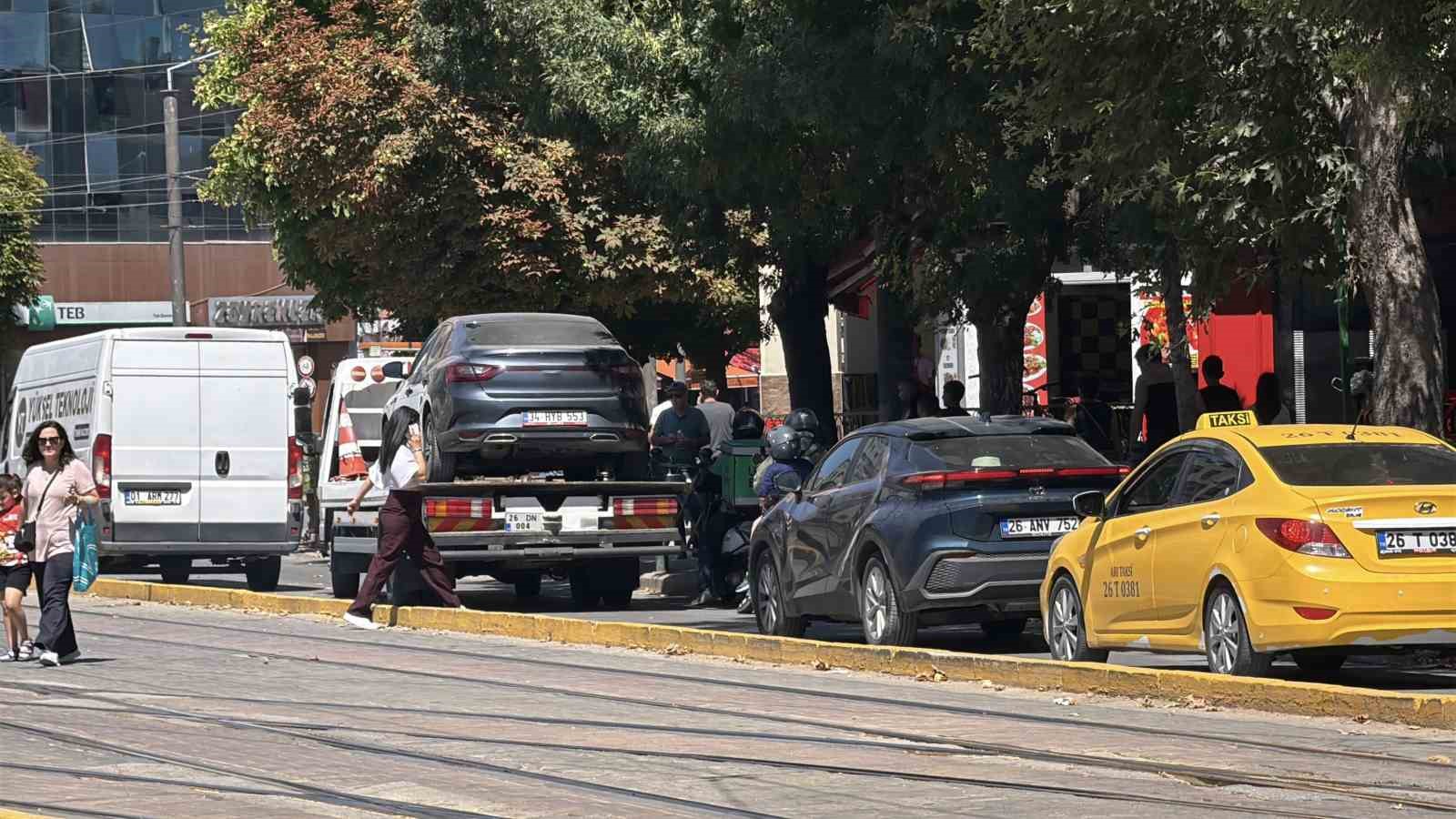 hatali-park-cadde-trafigini-kilitledi