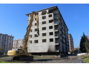 Madde Bağımlılarının Mesken Tuttuğu Bina Yıkıldı