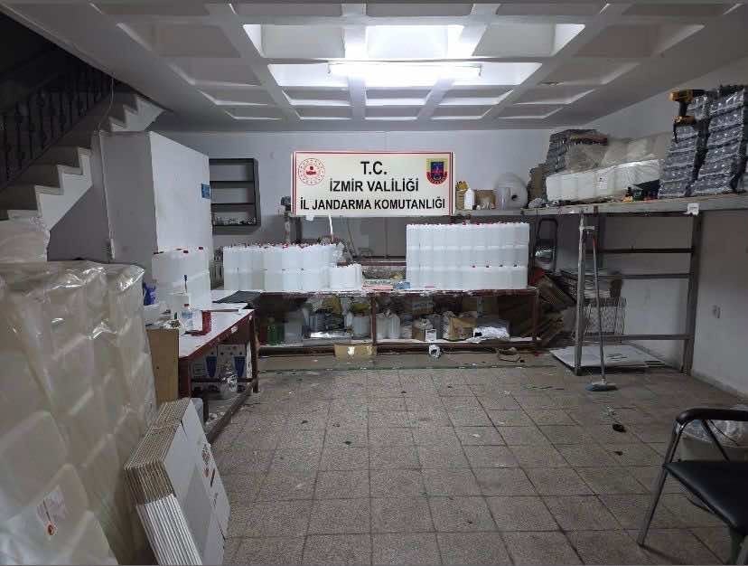izmir-de-2-5-milyon-tl-lik-kacak-alkol-ve-tutun-operasyonu-14-supheliye-islem