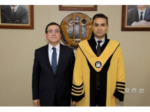 Unvanda Yükselen Akademisyenlere Cübbeleri Giydirildi