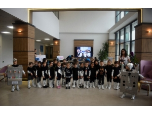 Öğrenciler Yaptıkları Kodlamayla Robotları Dans Ettirdi