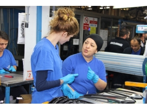 İş Hayatına Atılan İşitme Engelliler, Kendi Paralarını Kazanıyor