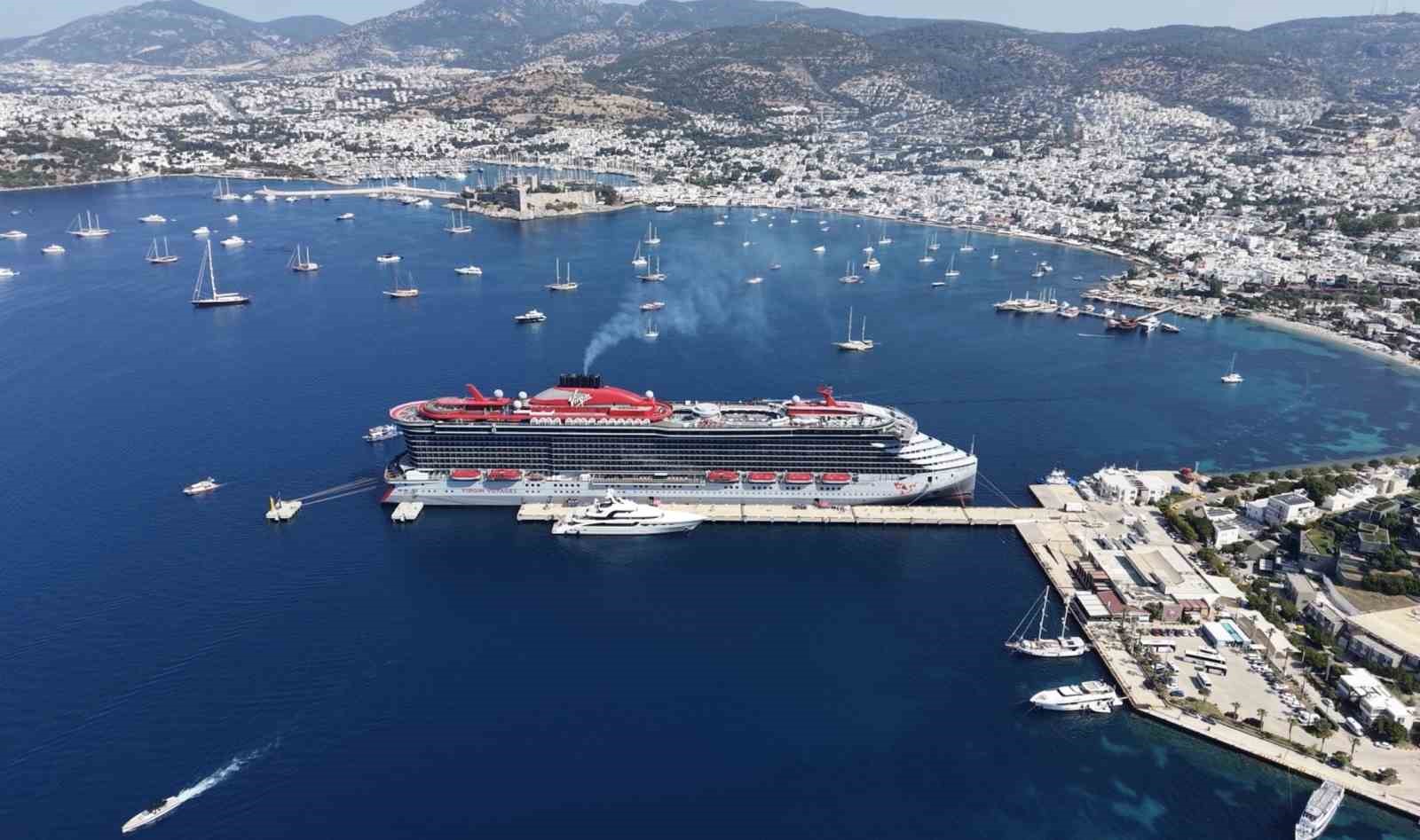 dev-kruvaziyer-scarlet-lady-bodrum-a-yanasti