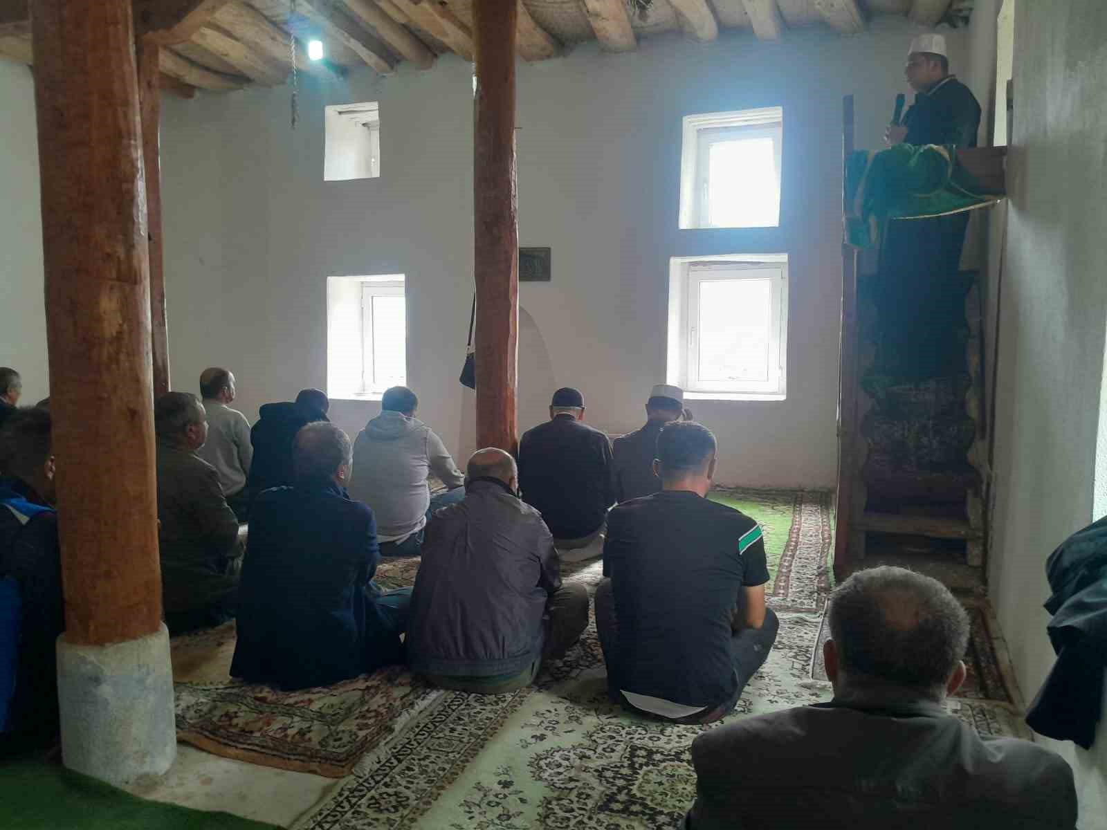 babullu-koyu-gazi-camii-nde-50-yilin-ardindan-cuma-namazi-kilindi