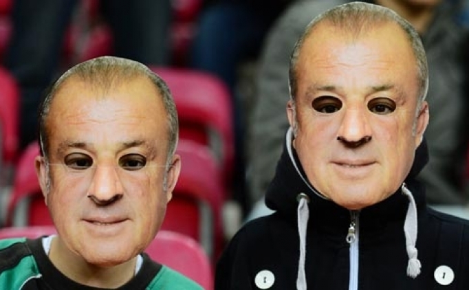 Galatasaray Taraftarı, Fatih Terim Maskesiyle Maça Geldi