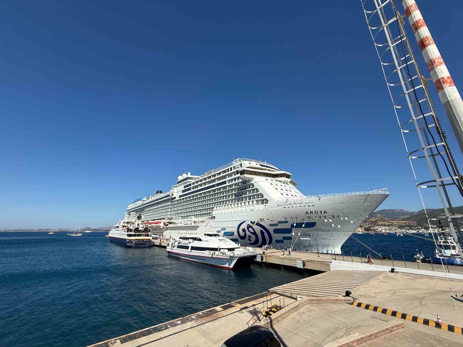 bodrum-a-kruvaziyer-hareketliligi-3-bin-292-yolcu-geldi