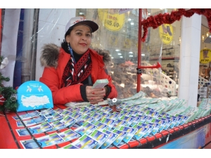 Yıllarca Sokaklarda Bilet Satarak Kızını Mezun Etti