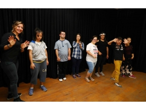 Bayraklı Tiyatroya “+1” Ekledi