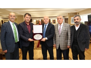 Âşık Ruhani’den Başkan Sekmen’e Teşekkür Plaketi