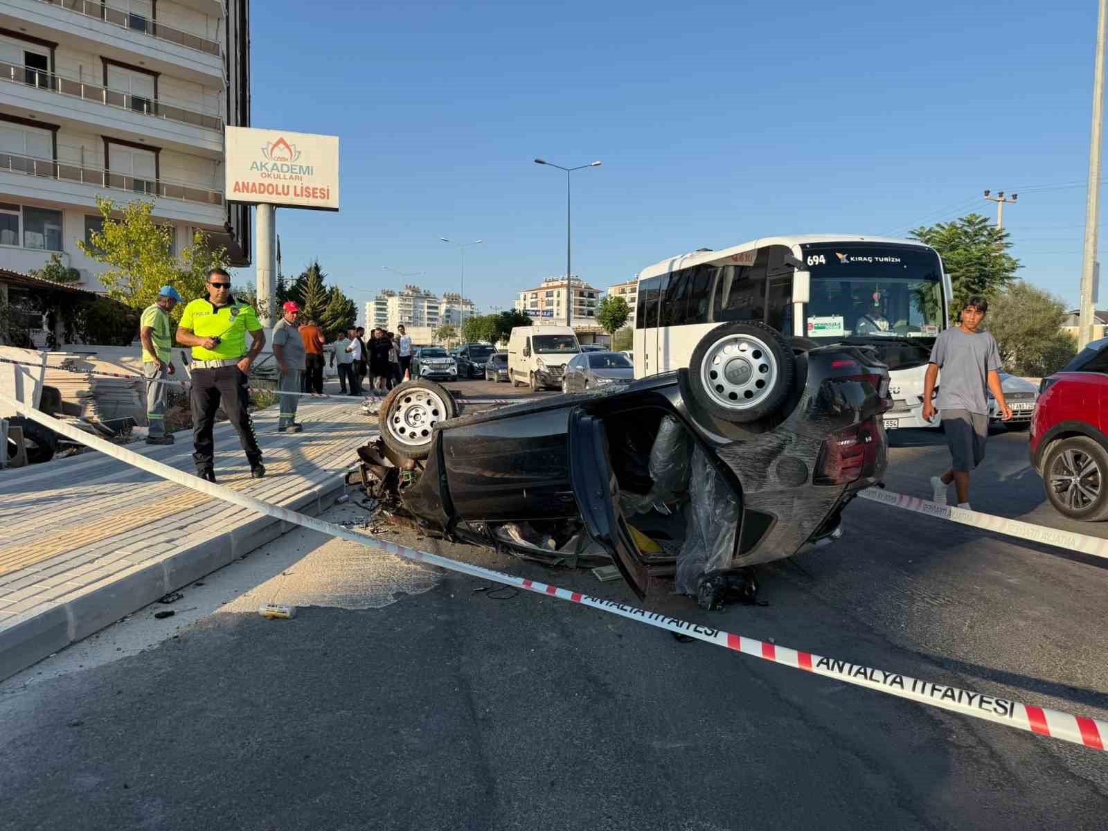 antalya-da-refuje-carpan-otomobilin-takla-atma-ani-kamerada-2-yarali