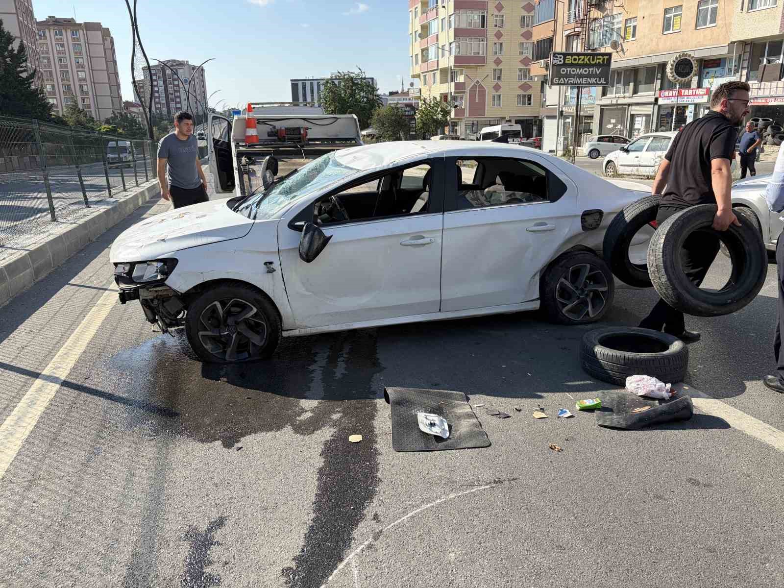 otomobille-carpisan-arac-takla-atti-1-yarali