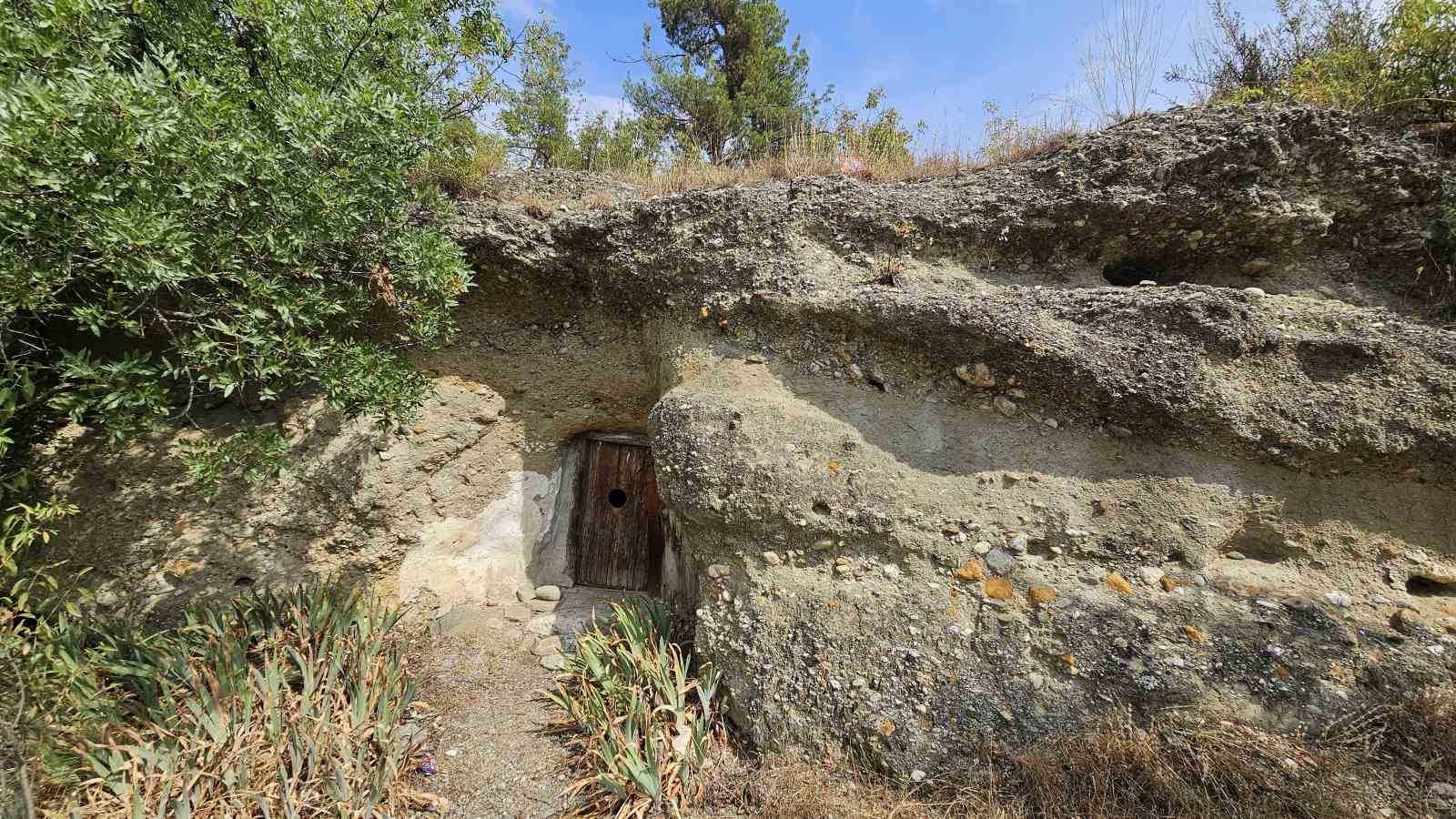 boyabat-ta-kayanin-altindaki-turbe-gorenleri-sasirtiyor