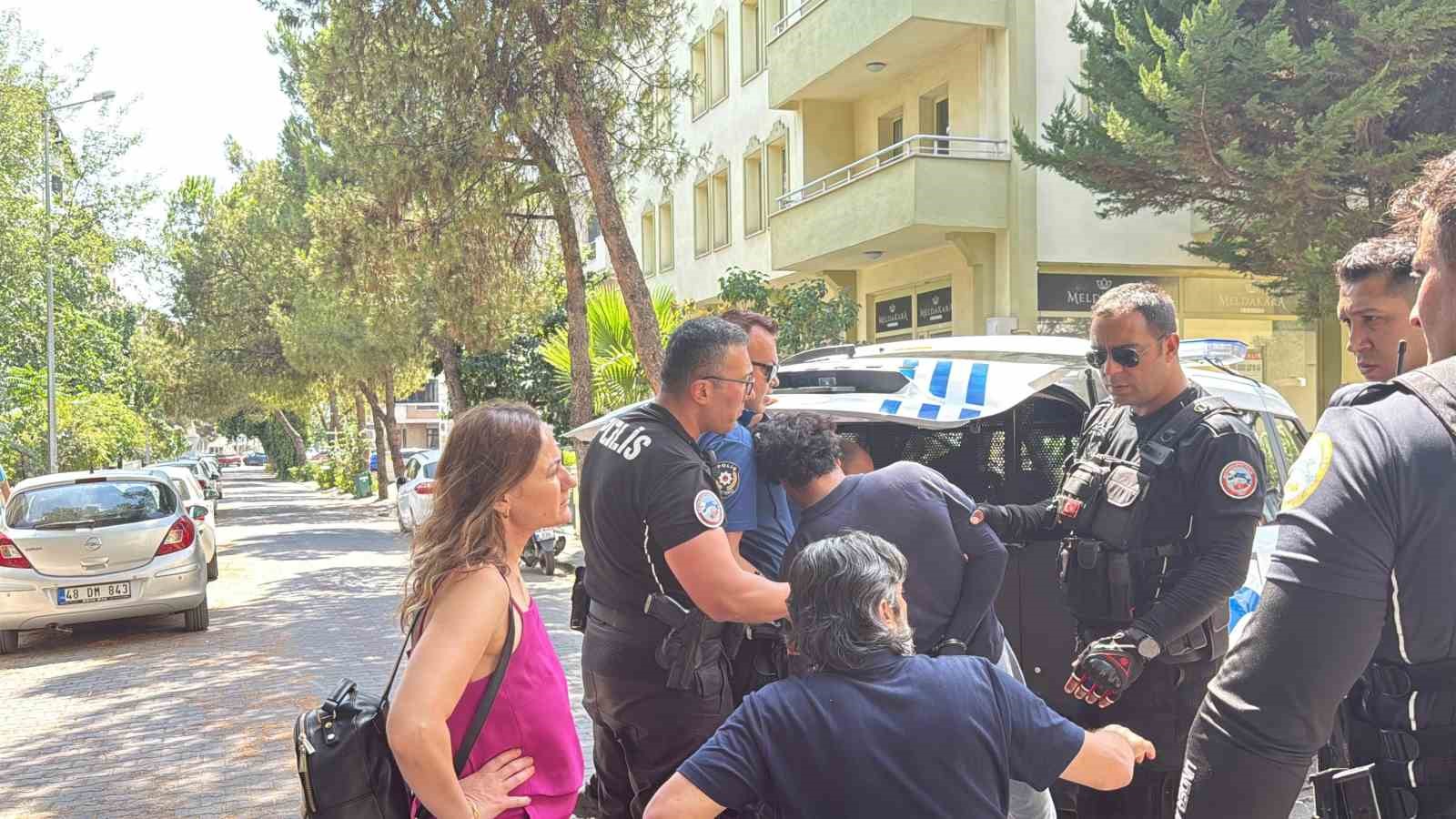 mentese-de-polise-mukavemet-gosteren-motokurye-gozaltina-alindi