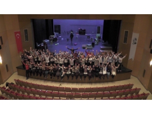 Köy Okullarındaki Çocuklara Yardım İçin Sahneye Çıktılar