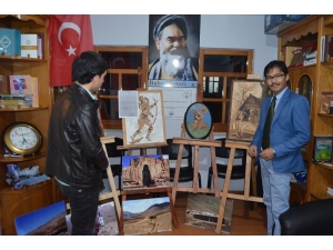 Bu Tabloları Sadece Ağaç Kabukları Ve Ahşap Parçaları Kullanarak Yapıyor