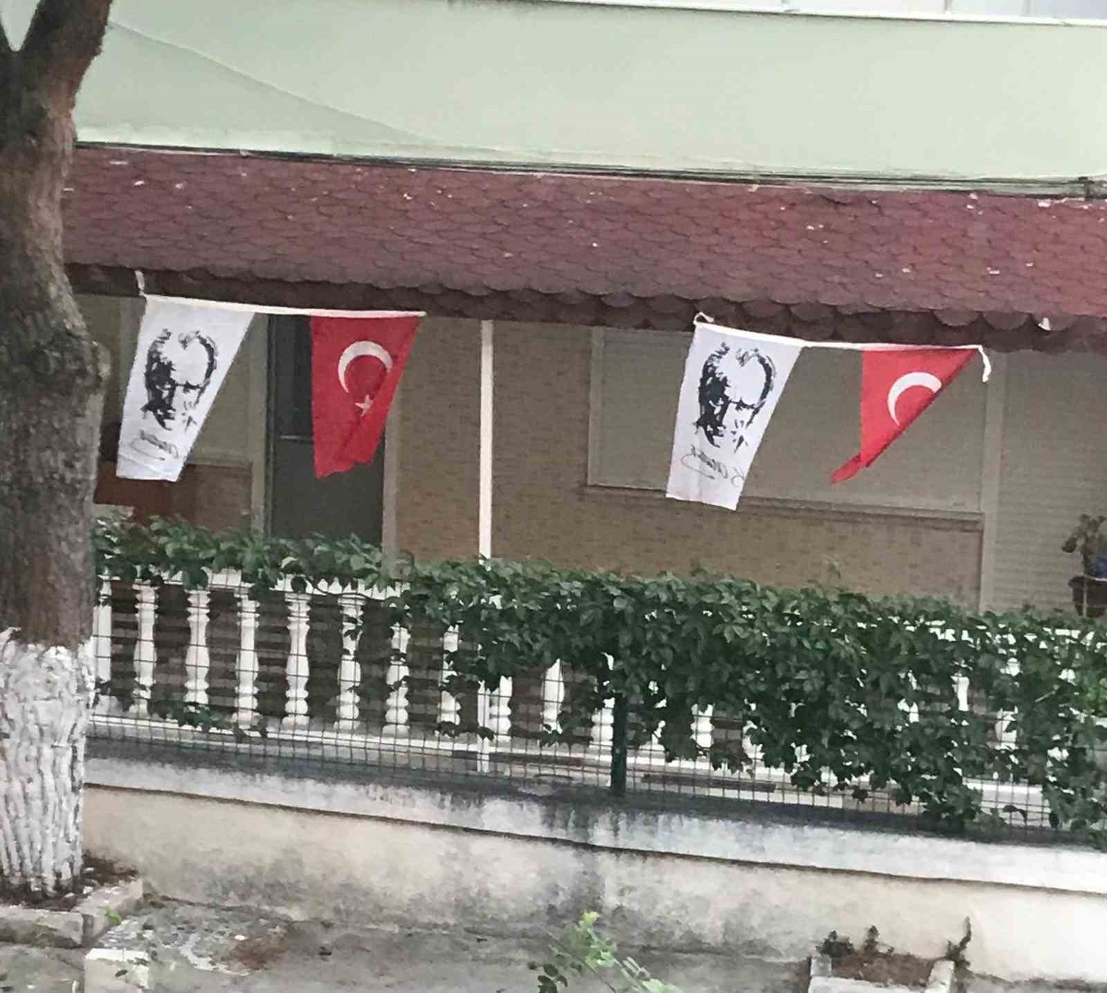 ayvalik-sarimsakli-da-ataturk-ve-cumhuriyet-sevgisi-sokaga-tasiyor