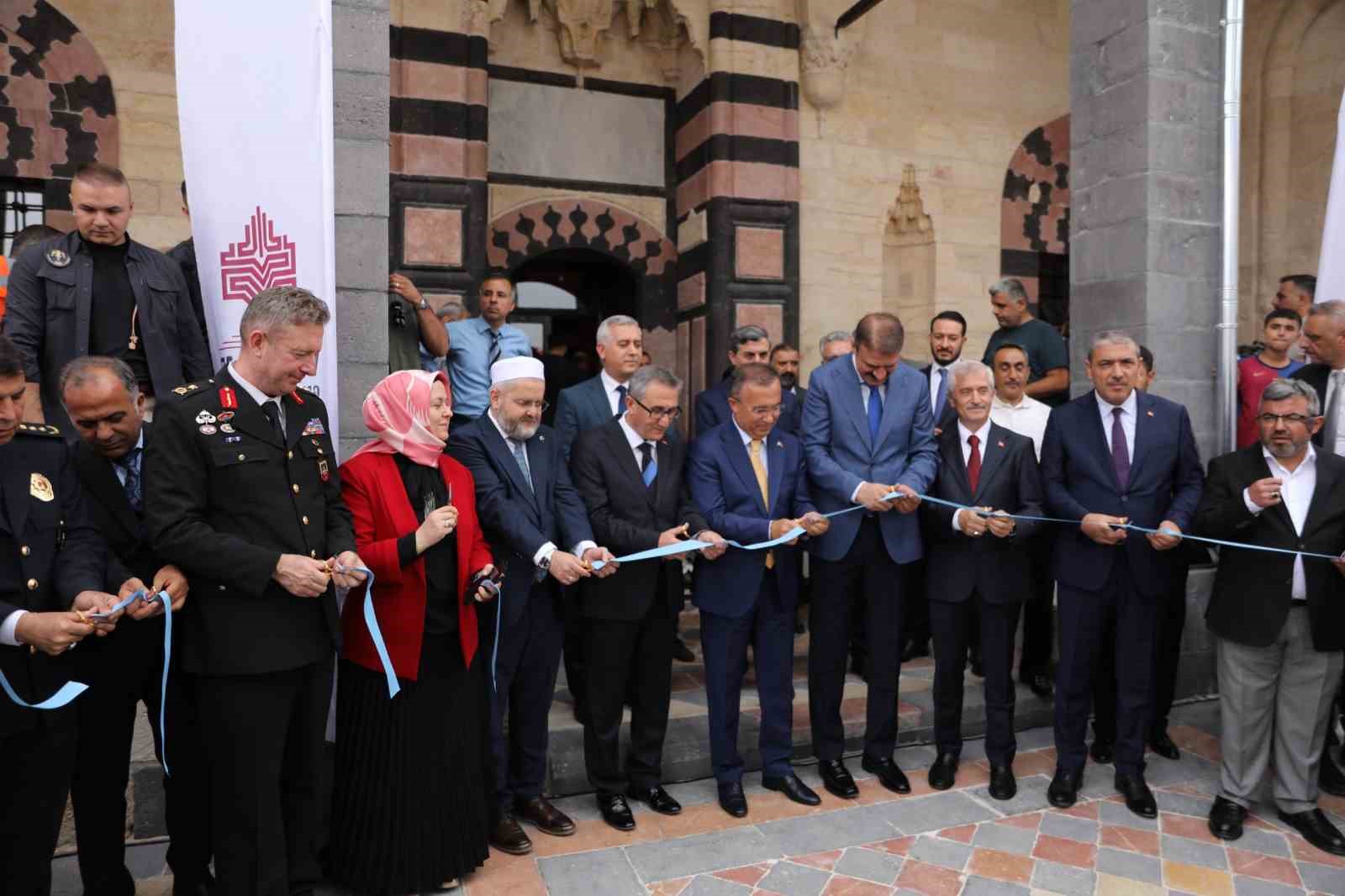 gaziantep-te-depremde-hasar-goren-tarihi-seyh-fethullah-camii-ibadete-acildi
