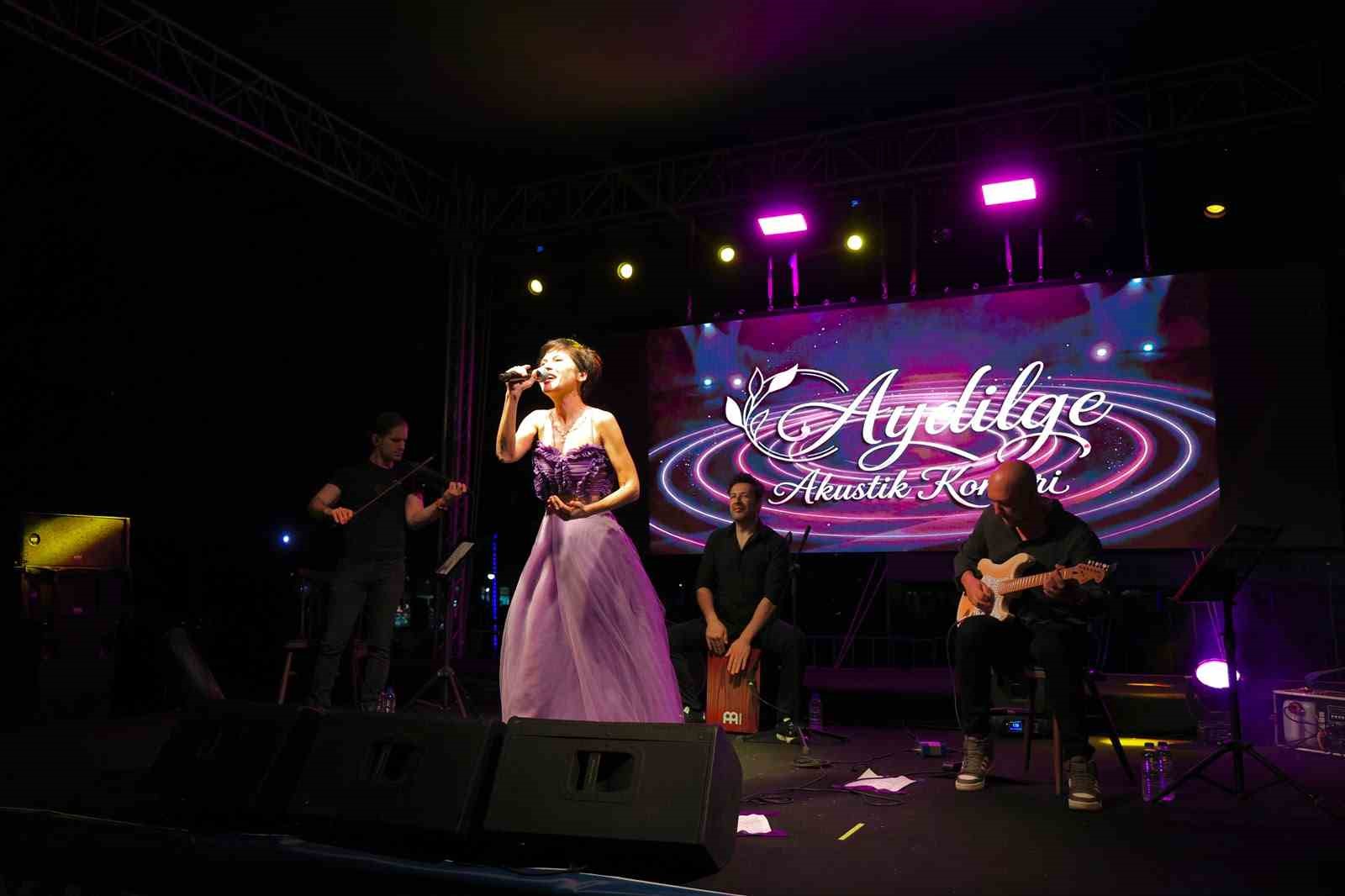 aydin-buyuksehir-in-yaza-merhaba-etkinligi-aydilge-konseri-ile-basladi