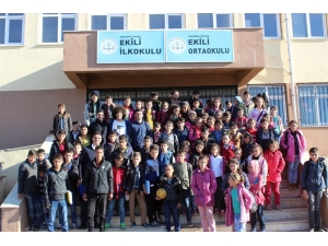 Üniversitelilerden Köy Okulundaki Öğrencilere Kırtasiye Yardımı