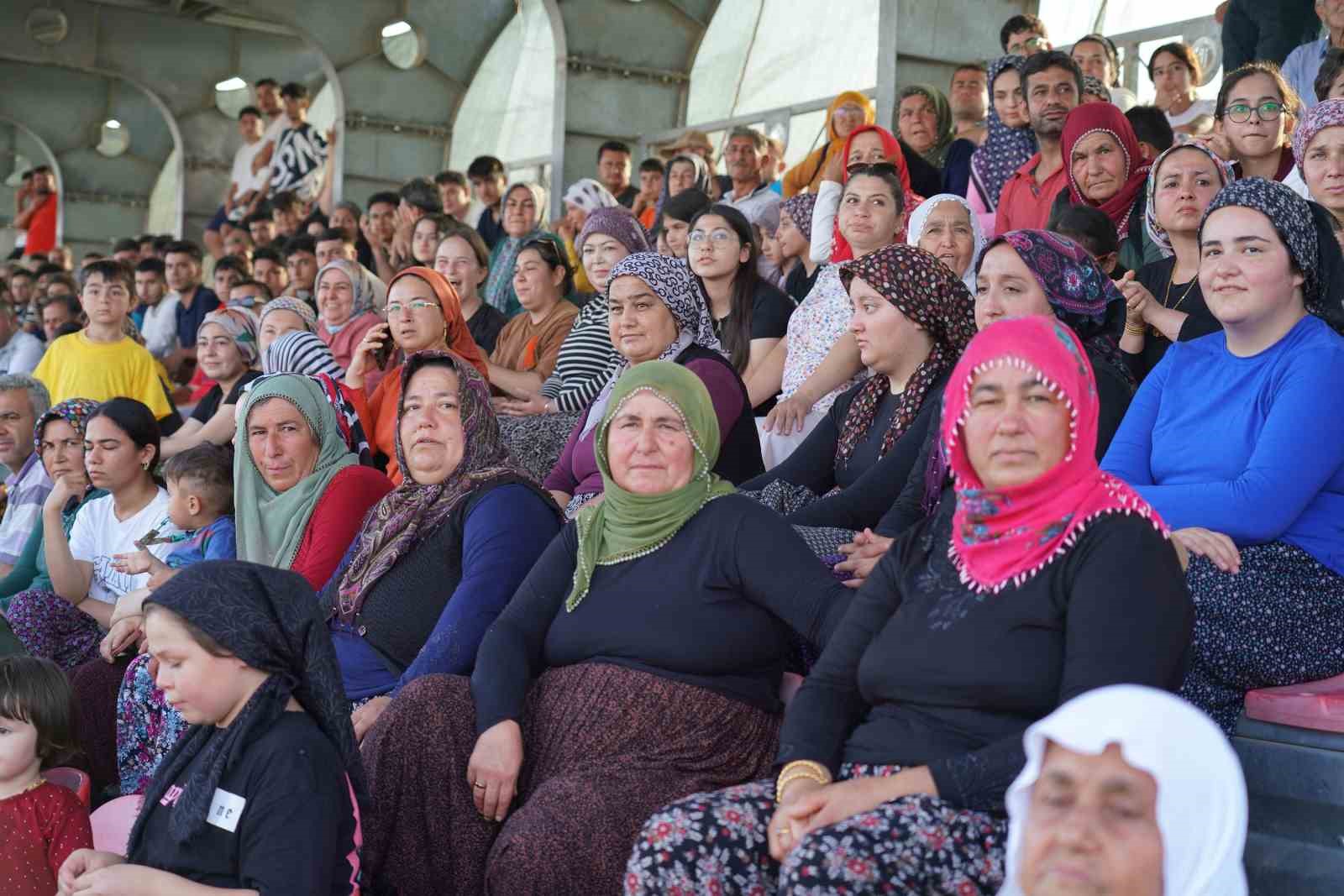 kadinlarin-ilgi-gosterdigi-futbol-turnuvasi-basladi-tepeler-seyirciyle-doldu