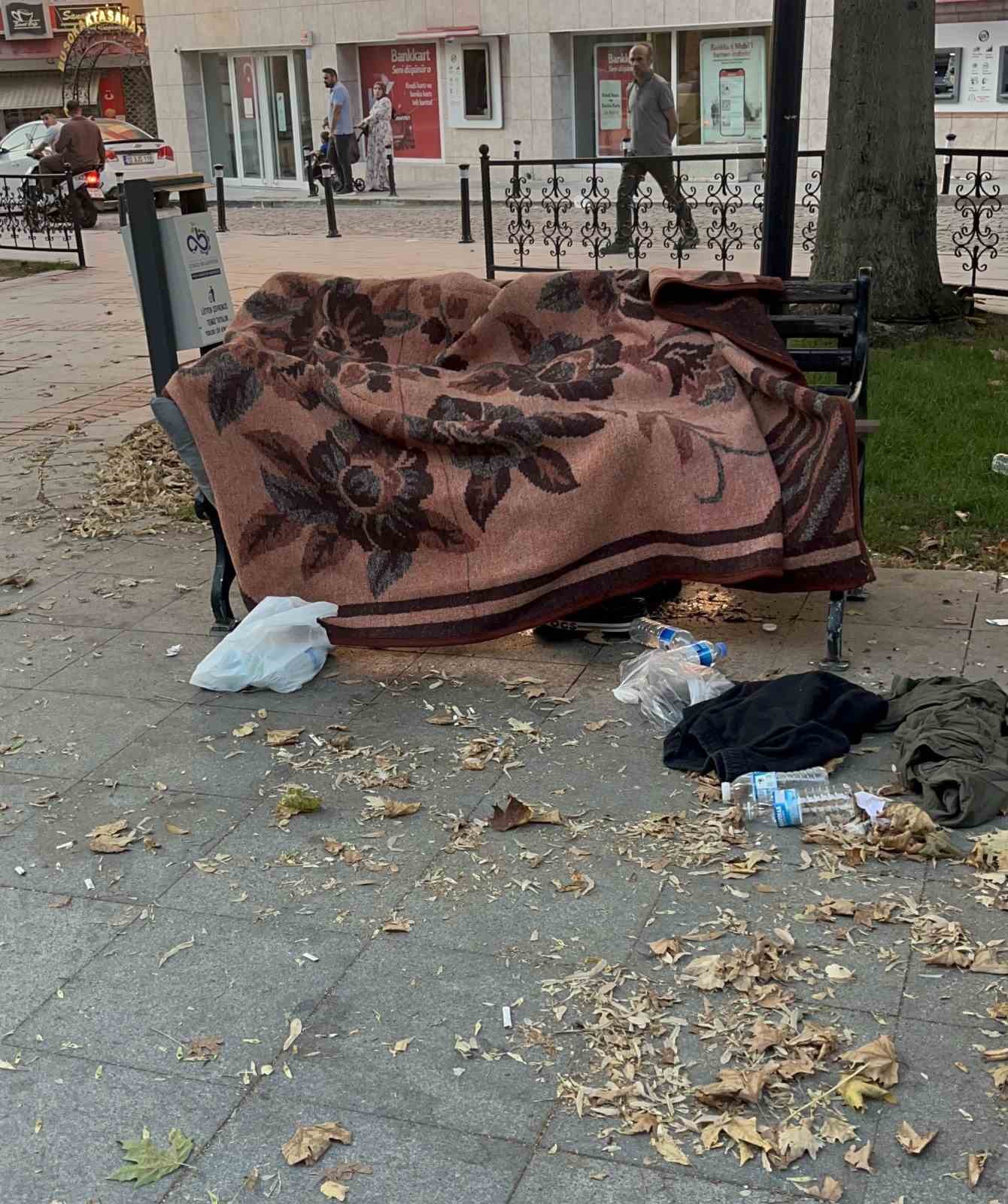 uyudugu-bankta-battaniyenin-altindan-cansiz-bedeni-cikti