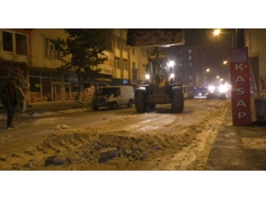 Kars Belediyesi Caddelerin Kar Ve Buzunu Temizliyor