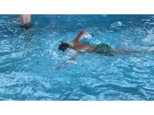 Salihli’de Engeller Yüzerek Aşılıyor