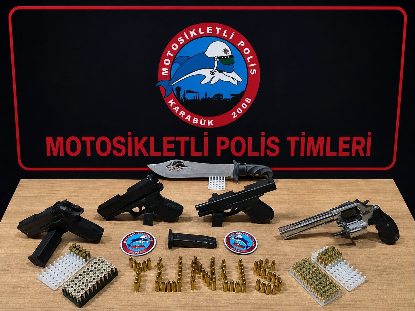 polisin-suphe-uzerine-durdurdugu-aractan-silah-cikti