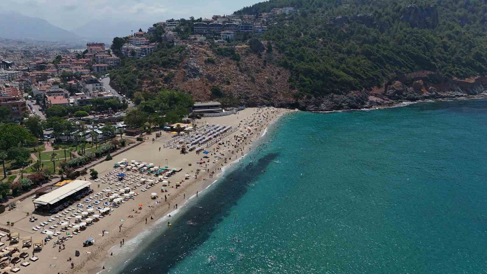 alanya-da-hava-33-deniz-29-dereceyi-gordu-turistler-denize-kostu