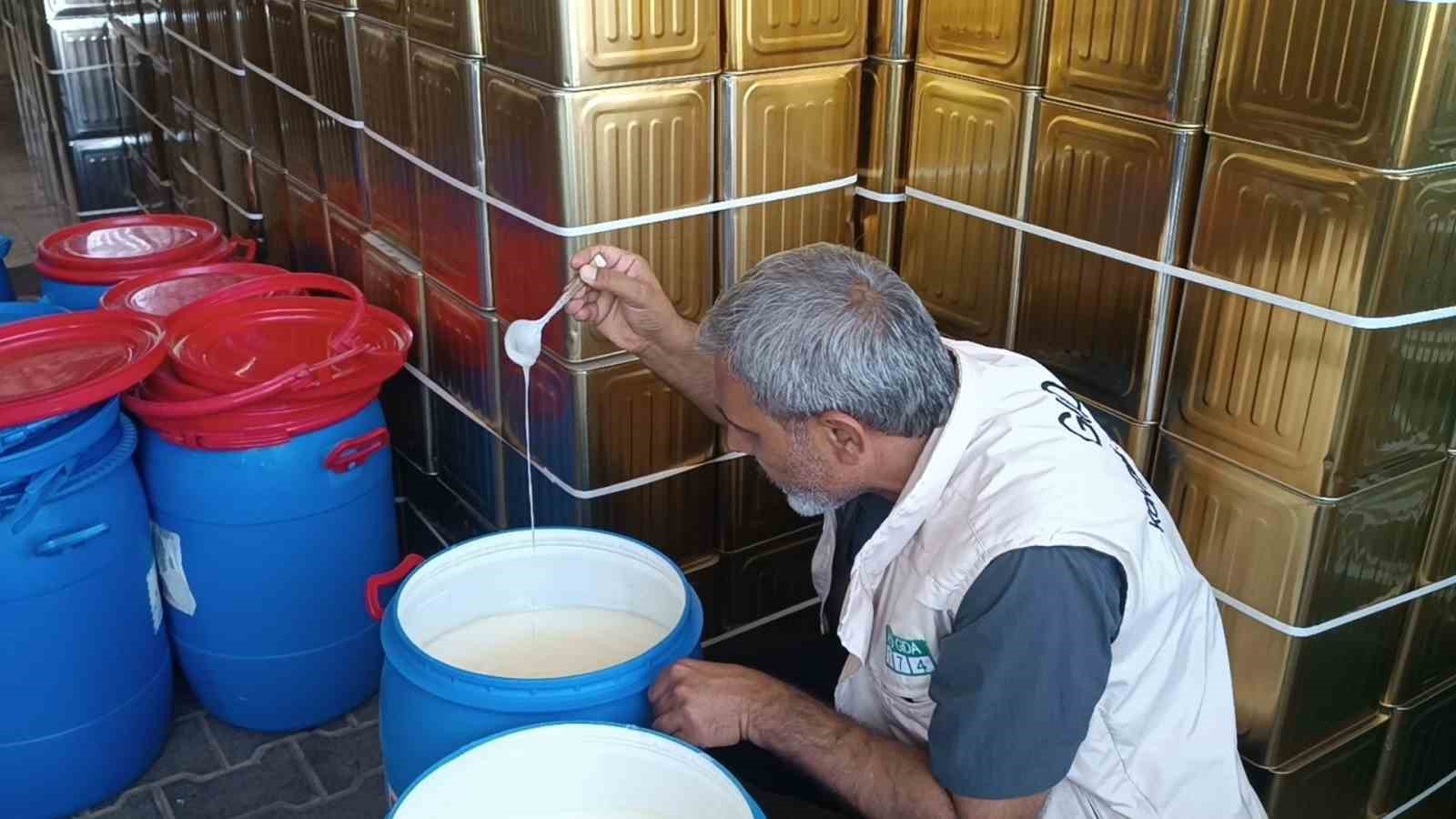 sanliurfa-da-kaynagi-belli-olmayan-400-kilo-supheli-sade-yag-ele-gecirildi