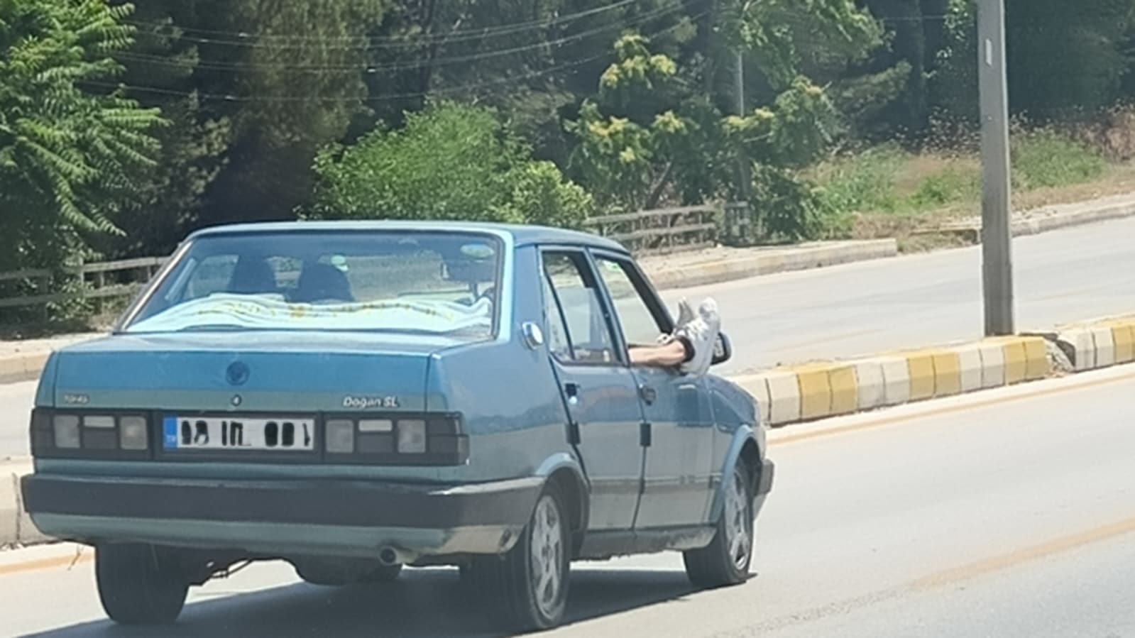 ayaklarini-camdan-disari-cikartan-yolcu-trafigi-riske-atti
