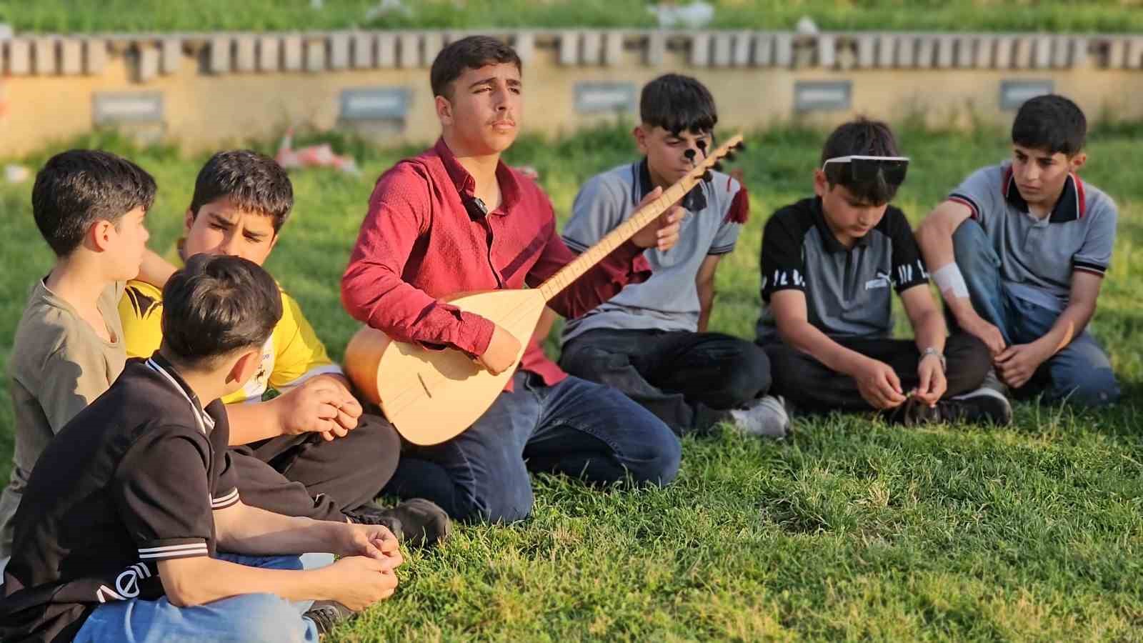 mus-ta-yeni-bir-asik-veysel-doguyor