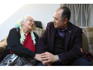 Finike Belediyesi, Yaşlıların Evini Temizliyor