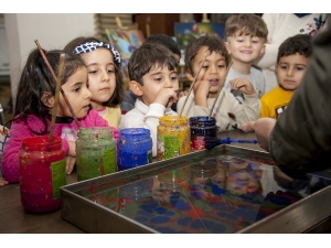 Minik Öğrenciler Ebru Sanatı Öğreniyor