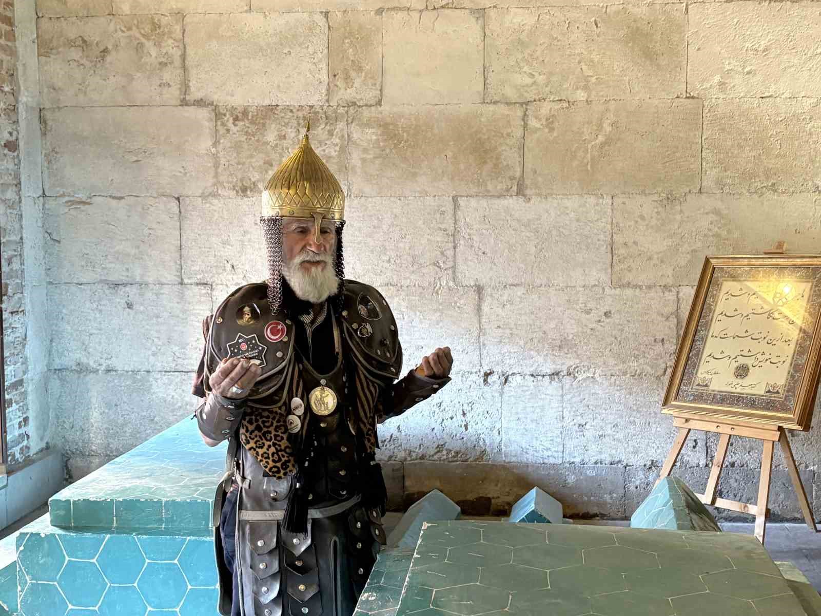sultan-alparslan-in-kiliginda-60-ili-gezdi-son-duragi-sivas-ta-genclere-malazgirt-zaferini-anlatti