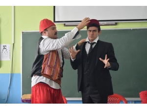 Büyükşehir Tiyatrosu Ekibi Kemal Sunal Anısına Sahne Aldı