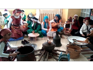 Minik Öğrenciler Geçmişini Unutmadı