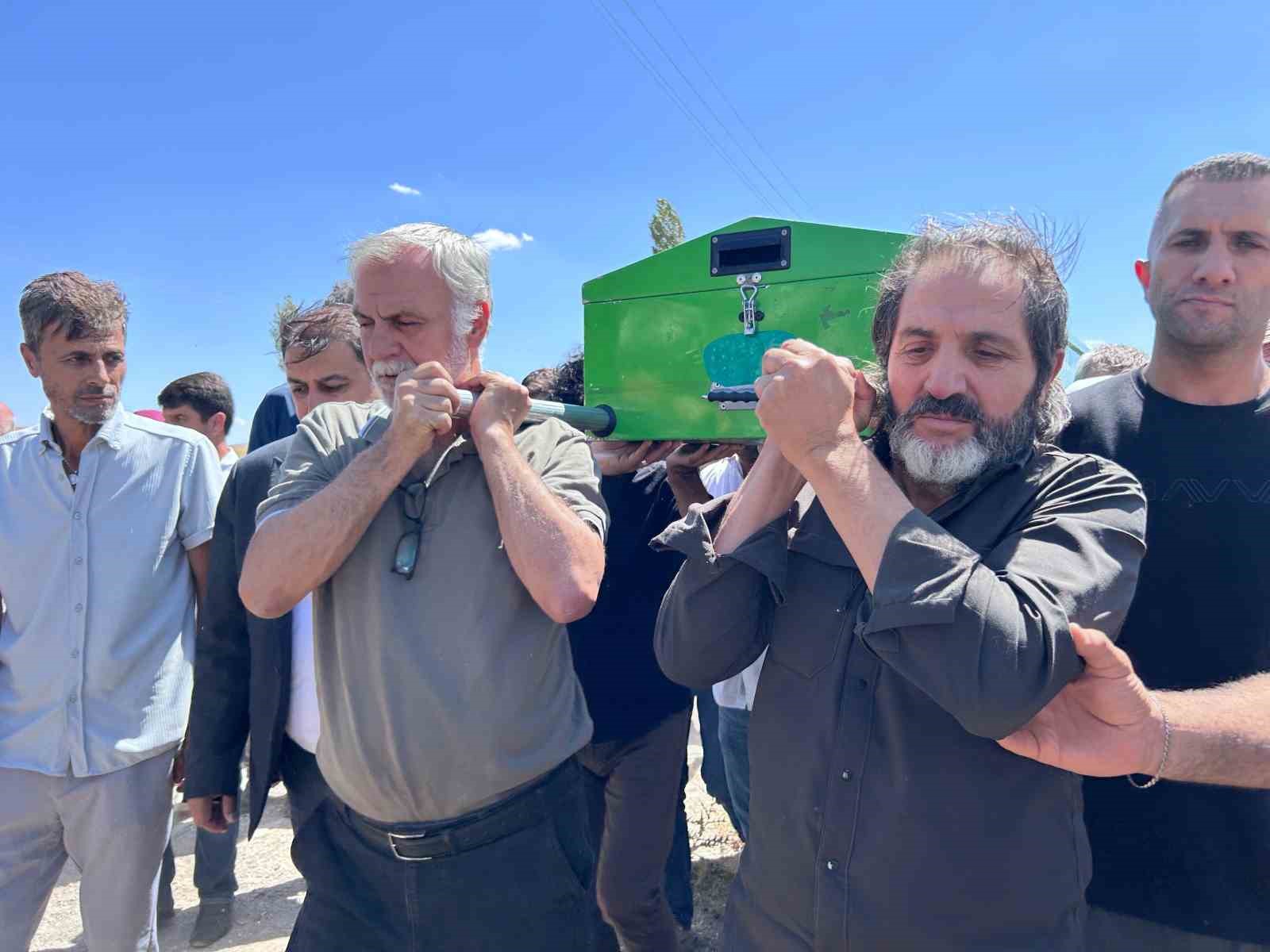 bolge-muduru-akyuz-un-aci-gunu-oglu-son-yolculuguna-ugurlandi