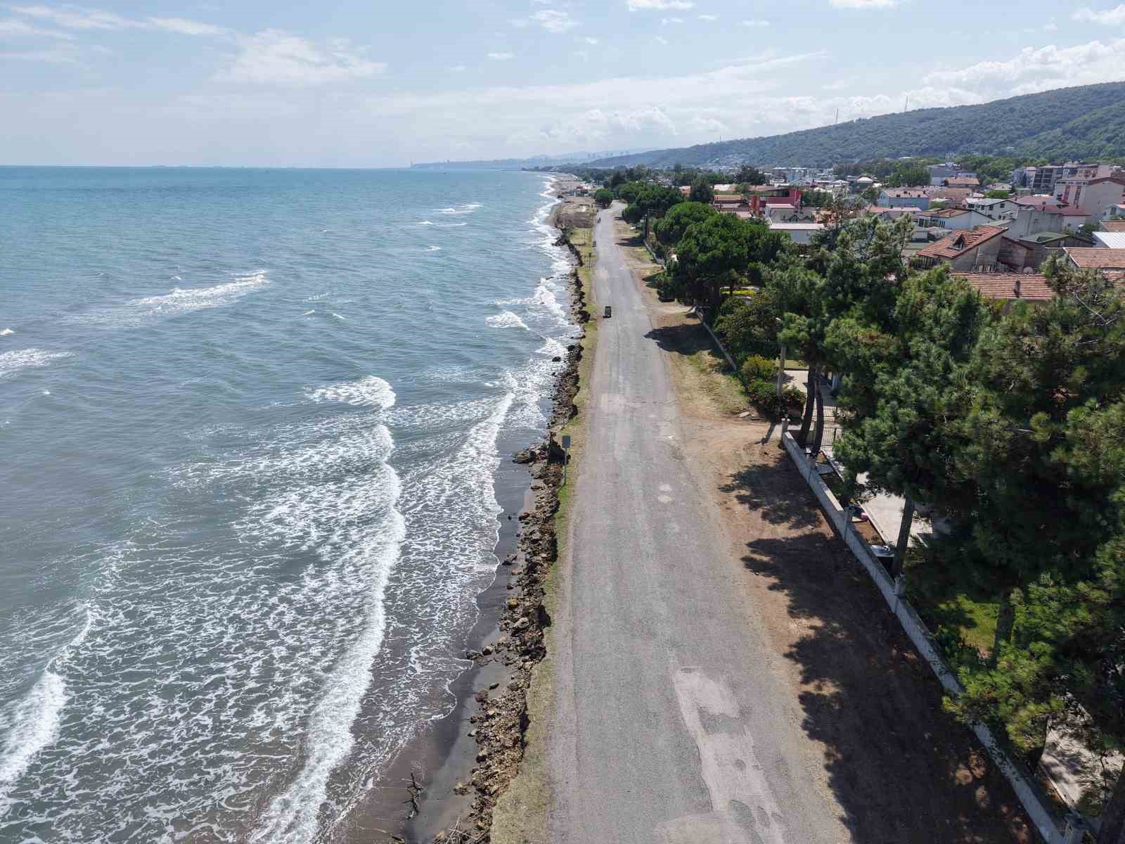 samsun-da-kiyi-erozyonu-yola-kadar-ulasti-yapilari-tehdit-ediyor