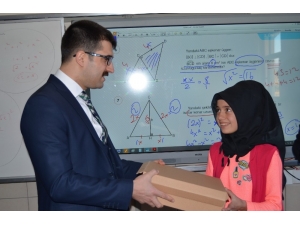 Sumbas’ta Öğrencilere Ayakkabı Yardımı