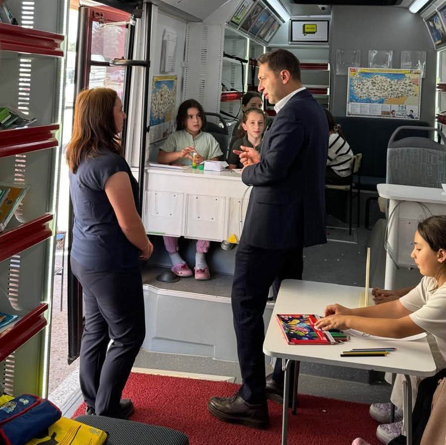 aydintepe-de-gezici-kutuphane-cocuklarla-bulustu