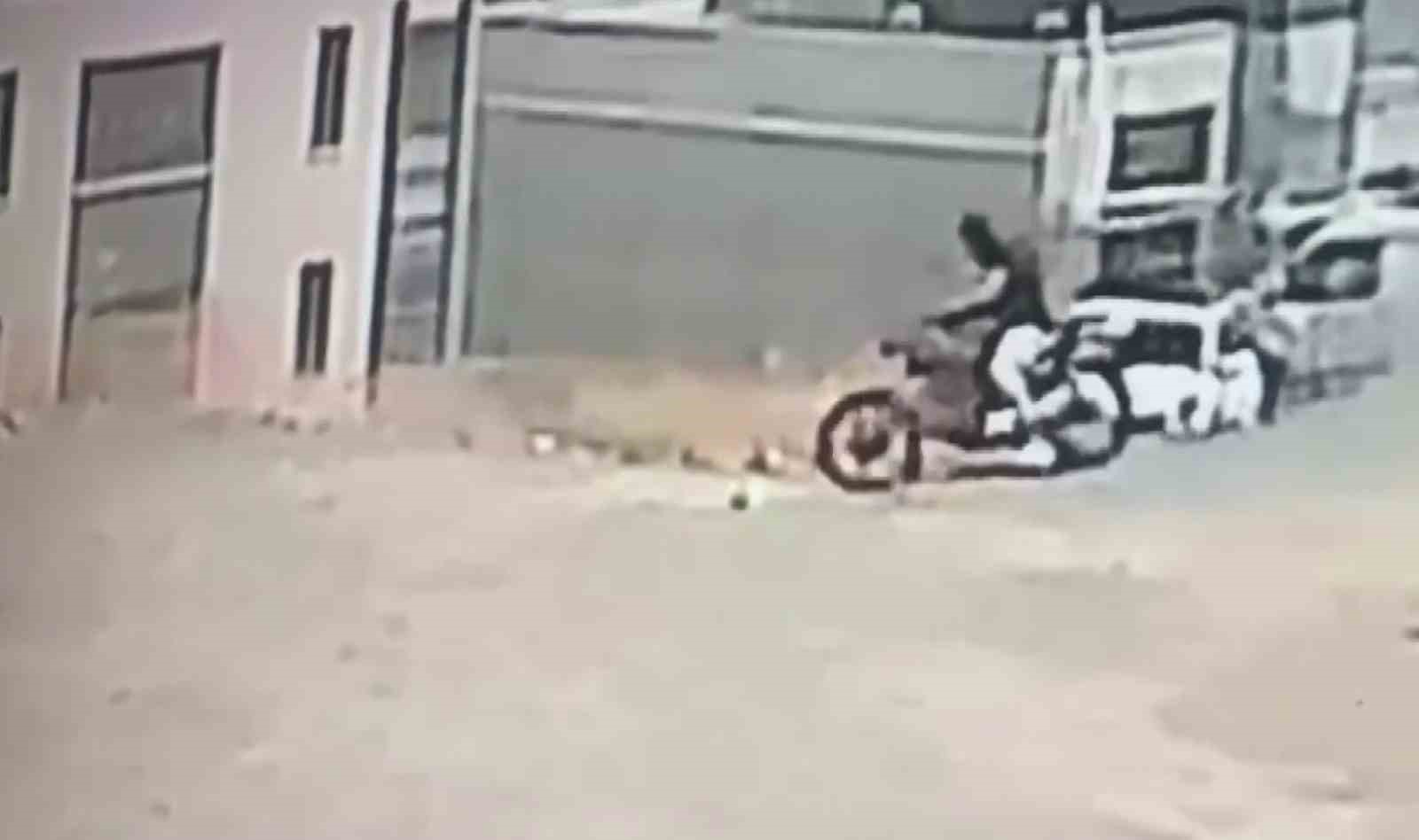 yuzunu-maske-takarak-gizleyen-hirsiz-motosikleti-kendi-maliymis-gibi-alip-gitti
